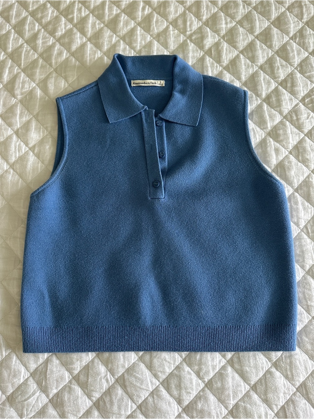 Abercrombie & Fitch Men’s Steel Blue Sleeveless V‑Neck Polo Sweater - Picture 1 of 3
